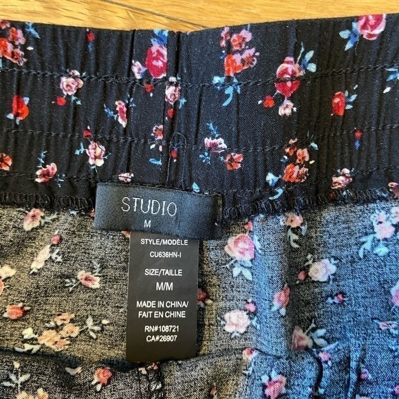 ⭐️2 FOR $20⭐️ Studio Floral Detail Shorts Size Small. EUC - Picture 2 of 9